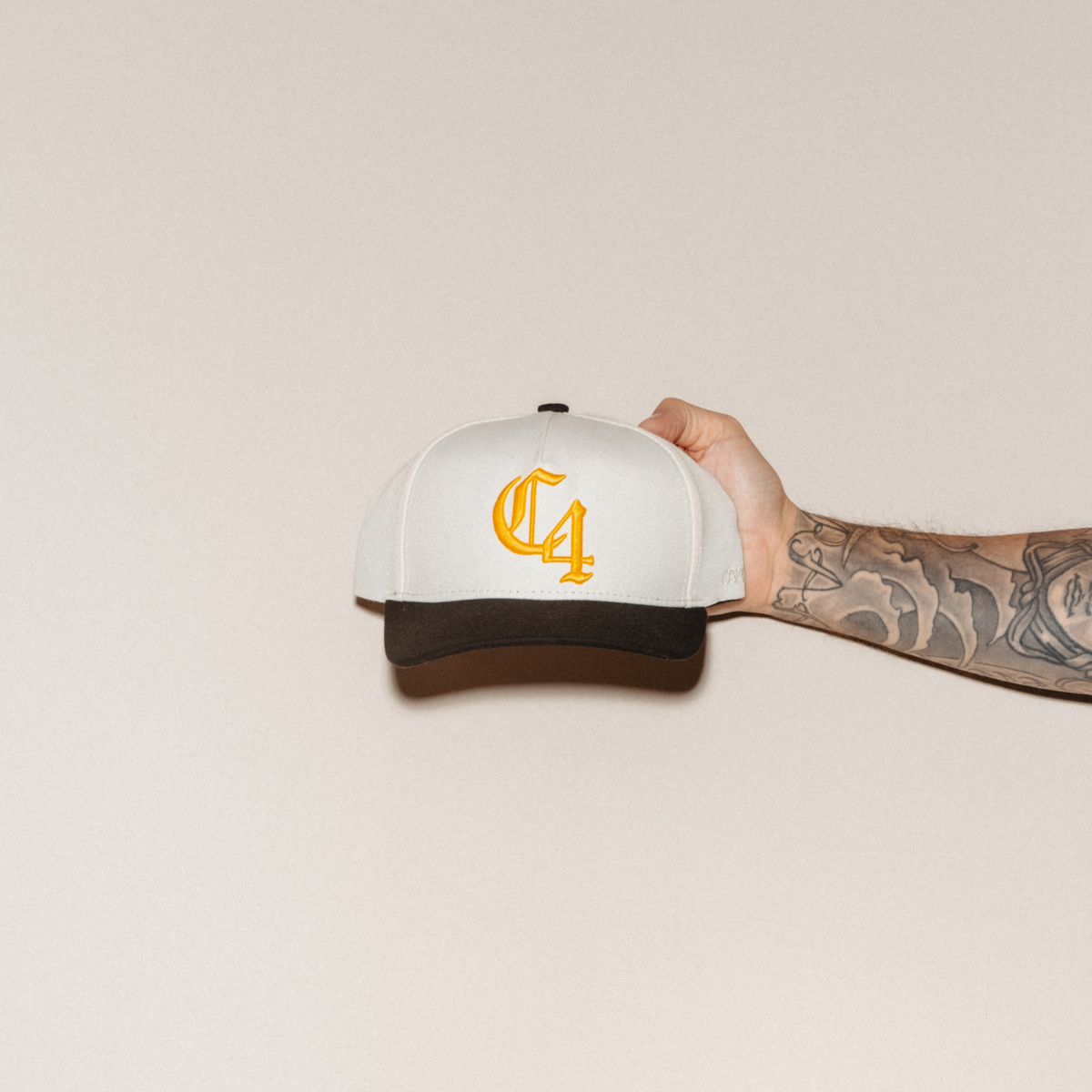 C4 CAP WHITE BLACK