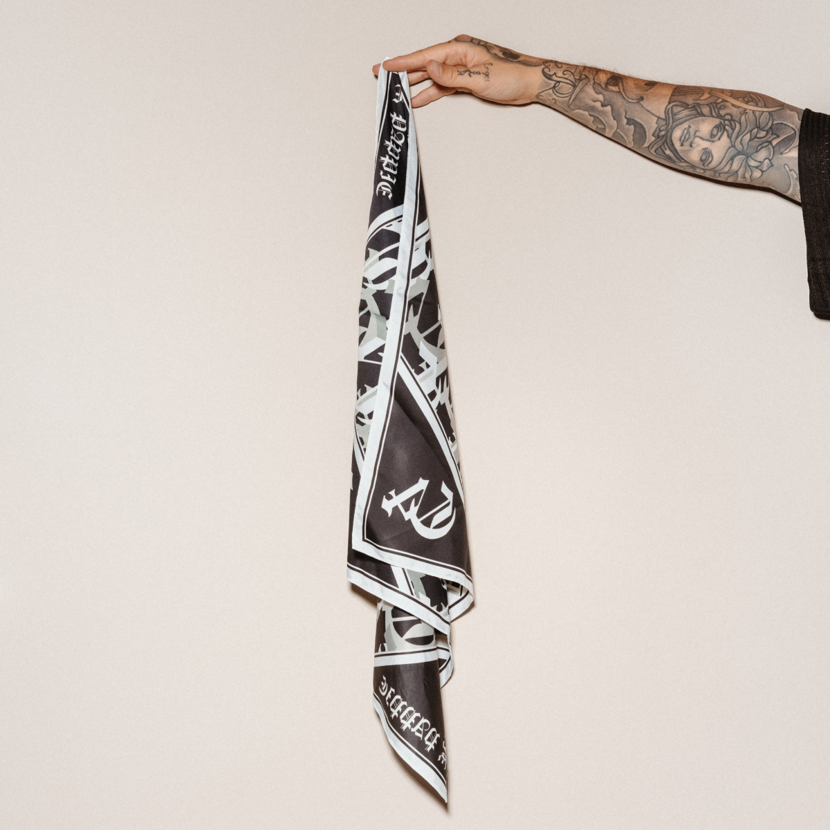 C4 BANDANA BLACK WHITE